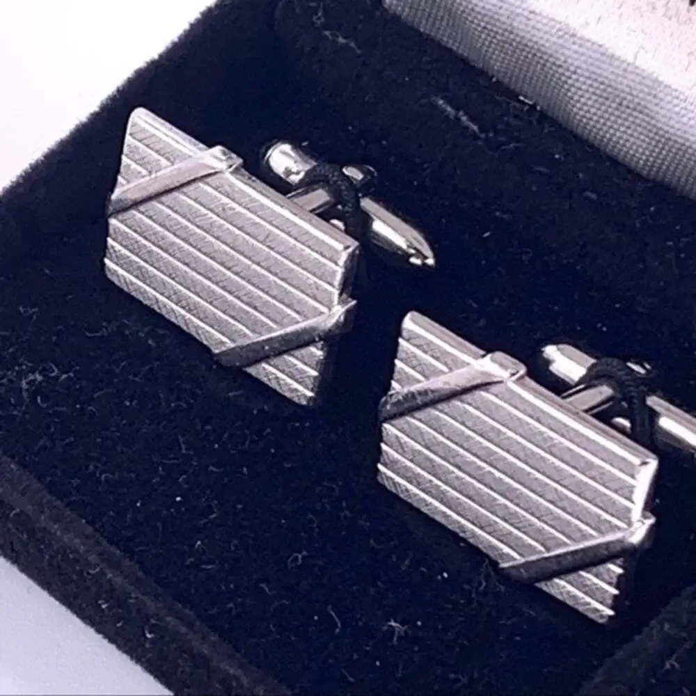 silver‎ tone Cuff Links with toggle closure.
